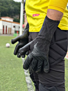 Gants de gardien de but de football professionnels avec logo personnalisé, latex respirant de haute qualité, vente en gros, idéal pour les scènes en plein air - Product Image 5