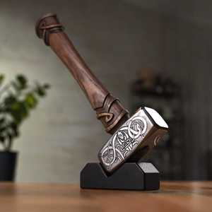 Marteau Viking Gravé à la Main, Style Nordique, Tête en Acier Forgé, Manche en Bois, Qualité Industrielle, Longueur 18, Texture Antidérapante, Nordique - Product Image 4