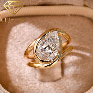Bague en or jaune 14 carats avec quatre diamants marquise et un diamant central taille princesse, bijou de luxe en diamant de laboratoire. - Product Image 3
