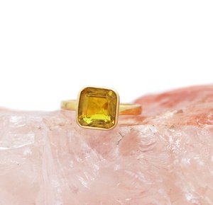 Bague en or massif 14 carats avec saphir jaune taille émeraude naturelle |   Bague de fiançailles solitaire sertie de 4,15 carats pour femmes, prix de gros - Product Image 4