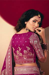 Sari en soie pure et douce avec tissage Zari riche, vêtement ethnique luxueux pour les occasions nuptiales et festives - Product Image 2