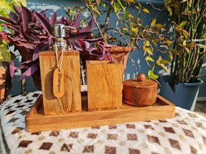 Ensemble de salle de bain en bois quatre pièces : Distributeur de savon rectangulaire, porte-brosse à dents, gobelet et plateau – Accessoires de vanité minimalistes - Product Image 1
