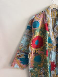 เสื้อคลุมกิโมโนปักลายซูซานีแบบวินเทจ งานแฮนด์เมดสไตล์คันธา เสื้อโค้ทแบบดั้งเดิมของอินเดีย - Product Image 3