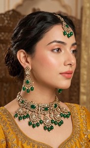 ชุดเครื่องประดับทองชุบสีเขียวมรกตสุดหรู ประกอบด้วยสร้อยคอแบบคุนดัน ต่างหู และมงกุฎติดผม |   เครื่องประดับเจ้าสาวแบบดั้งเดิมของอินเดีย |   แรงบันดาลใจสำหรับเจ้าสาว - Product Image 3