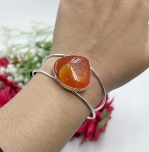 Bracelet manchette large réglable Lusterelics en agate orange naturelle drusée, style bohème chrétien, plaqué argent, double fil, forme goutte d'eau - Product Image 1