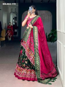 Ensemble Lehenga Can-Can et Choli en coton Zai-Stripe de la meilleure qualité en soie Tussar avec impression à la feuille et travail de miroir Gamthi – Vente en gros - Product Image 3