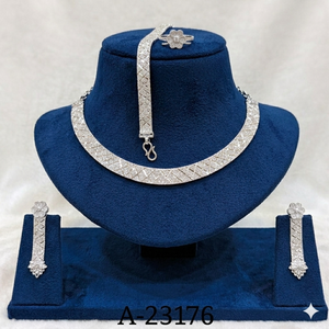 MOLL JEWELLERS - Juego de Joyas de Lujo Vintage para Mujer, Chapado en Oro de 24K, Aleación de Zinc, Zirconia, Diseño de Paz, Moderno (Collar para Boda, Fiesta) - Product Image 3