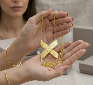 Pendentif X doré massif fait main pour femme, en laiton texturé avec revêtement polyuréthane, finition résistante au ternissement, idéal pour les soirées estivales - Product Image 3