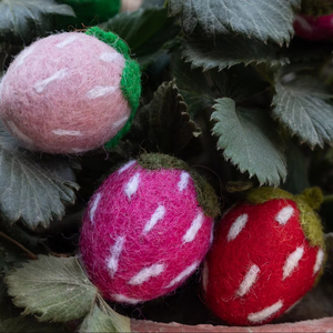 Fieltro de Lana Rojo Fresa y Rosa, Frutas de Fieltro Hechas a Mano, Suministros para Manualidades, Proyectos DIY, Comercio Justo, Ético, Venta al Por Mayor - Product Image 1