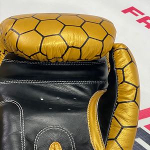 Gants de boxe Muay Thai professionnels personnalisés OEM avec rembourrage souple, protection UV, sangle de poignet réglable, arts martiaux authentiques - Product Image 3