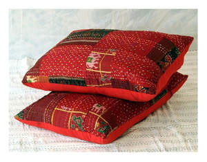 Funda de Cojín Artesanal de Seda Sari con Bordado Kantha, Estilo Bohemio, Cierre de Cremallera, Personalizable, Patchwork Indio, para el Hogar - Product Image 1