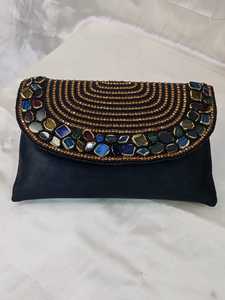 Elegante Bolso de Mano de Gamuza con Cristales de Imitación, Adornos Bordados y Cadenas, Ideal para Fiestas y Bodas - Product Image 4