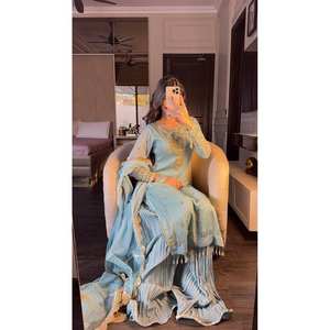 Vêtements et accessoires musulmans traditionnels de créateur avec broderie lourde et travail de séquence, haut-bas et dupatta - Product Image 1