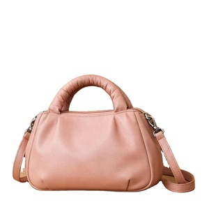 Basado en artículos similares, este es un bolso bandolera de piel sintética azul que a menudo se presenta en los minoristas de moda en línea. - Product Image 1