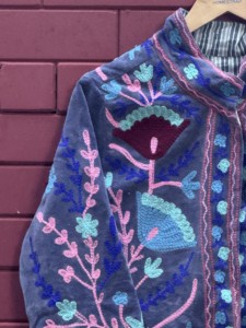 Blouson en velours brodé vintage pour femme avec motif floral Suzani, longueur standard, vêtement d'extérieur écologique pour l'hiver - Product Image 6