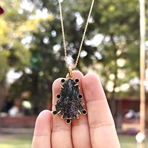 Collier de mode pour femme, pendentif en agate mousse naturelle, design élégant avec accent de petits zircons noirs, chaîne plaquée or 18 carats pour femme - Product Image 5