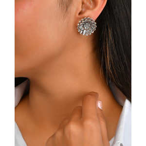 Pendientes de Botón de Cristal Plateado Meera Jaipur, Accesorios de Moda - Product Image 3