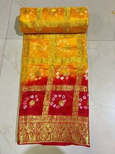 Sari Gharchola Bandhani de Seda, Estilo Artesanal, Diseño Tradicional Indio, Prenda Étnica de Lujo para Bodas y Fiestas - Product Image 3