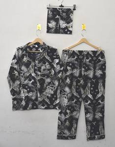 Exquisito y Elegante Conjunto de Pijama de Algodón Botánico de Lujo, Diseño Transpirable con Cuello Camisero y Mangas Largas - Product Image 4