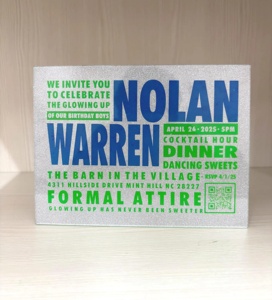 Invitación de Cumpleaños Personalizada en Acrílico con Purpurina Plateada, Tipografía Gruesa, Impresión en Azul y Verde Neón, Tarjeta de Invitación con Código QR - Product Image 4