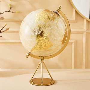 Globo terráqueo pequeño de metal dorado y blanco con trípode, modelo Meyer Gold Globe con base dorada y diseño de mapa mundial - Product Image 4