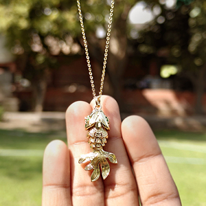 Colgante articulado de latón chapado en oro de 18k con esmalte cloisonné verde de pez koi y pequeños ojos de circonita cúbica, collar tradicional de la suerte y la prosperidad. - Product Image 6