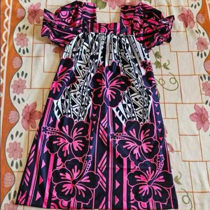 Vestido midi con cuello cuadrado personalizado de Micronesia, con estampado floral tribal polinesio, disponible en todos los colores y tallas. - Product Image 2