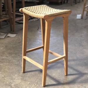 Tabouret de bar scandinave en teck massif avec assise en rotin tressé naturel, dossier bas, chaise de comptoir pour hôtel, café, restaurant - Product Image 1