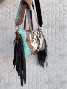 กระเป๋าถือหนังวัวแท้สไตล์ตะวันตก  งานแกะสลักหนัง  กระเป๋าสะพายข้างแบบมีพู่  กระเป๋าถือทันสมัย  กระเป๋าหนังสำหรับผู้หญิง  ใช้งานได้หลากหลาย - Product Image 2