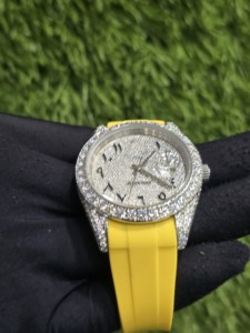 Reloj de Lujo Unisex con Incrustaciones de Diamantes y Cristal de Zafiro, Correa de Caucho Amarillo y Acero Inoxidable, Cuarzo Analógico con Visualización de Fecha, Caja de 41 mm - Product Image 3