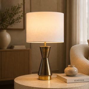 Lámpara de Mesa de Metal Hourglass Forge con Base de Hierro Cepillado, Pantalla de Tela Premium, Iluminación Ambiental Cálida para Interiores Elegantes - Product Image 1