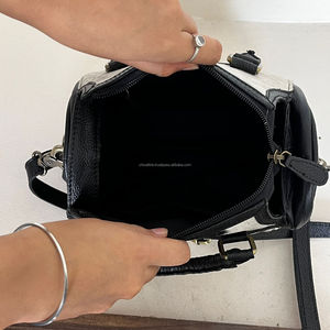 Bolso Mini de Cuero Repujado Edición Limitada 2026 para Mujer, Bandolera y de Hombro, Pequeño Bolso de Viaje Tipo Duffel - Product Image 6