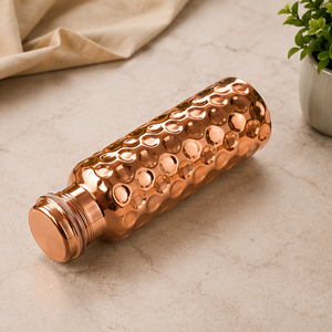 Botella de Cobre Martillado Premium con Diseño Ergonómico, Termo Portátil para Viajes, Diseño Tradicional - Product Image 2