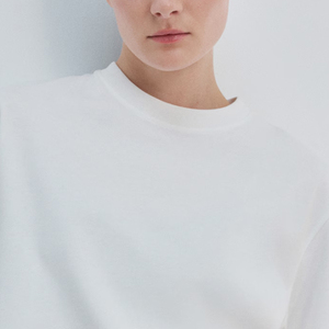 T-shirt en coton pour femme, col rond, coupe oversize, avec logo, style urbain chic / T-shirt élégant pour le quotidien, tendance 2026 - Product Image 2