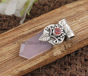 Colgante de Jade Rosa Natural con Engaste de Granate, Plata de Ley 925 Bañada en Platino, Collar de Piedra con Patrón Único Vintage, Artesanal - Product Image 1