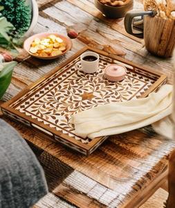 Ensemble de 2 plateaux artisanaux à incrustations florales, design élégant en marbre noir et blanc, parfaits pour servir ou présenter des objets - Product Image 1