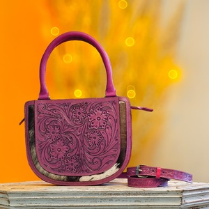 Bolso Cruzado de Cuero Genuino Venus Leathers, Estilo Western, Hecho a Mano, con Patrón de Letras y Flores, Cierre de Cremallera, 45-55cm, ¡Gran Venta! - Product Image 1