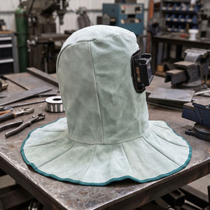 Casquettes et capuchons de protection pour soudeurs travaillant sur des projets de fabrication - Product Image 4