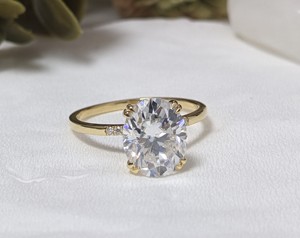 แหวนหมั้นและแหวนแต่งงานแบบวงรีประดับโมอิสซาไนต์ 2.50 กะรัต พร้อมวงแหวนซ่อนรอบๆ สำหรับผู้หญิง ทำจากทองคำแท้ 14k สีเหลือง เป็นของขวัญ - Product Image 5