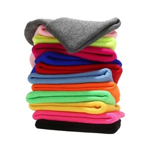 Gorro de punto de invierno con logotipo bordado personalizado de alta calidad, gorro de punto liso cálido de lana de invierno para hombre para viajes - Product Image 2