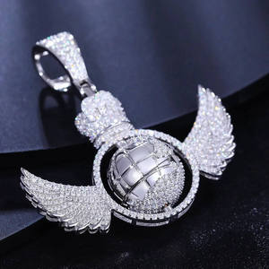 Colgante de Alas de Globo Giratorio con Incrustaciones de Diamantes y Corona, Colgante de Alas de Ángel Brillantes, Joyería Unisex Estilo Hip Hop, Regalo - Product Image 2