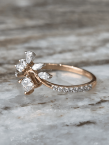 Anillo de Compromiso de Oro Rosa de 14K con Diamante Cultivado en Laboratorio en Forma de Pera Marquise, Certificado por IGI, con Diseño Floral y Tallo Dividido, 0.40ct, para Mujer - Product Image 3
