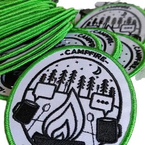 Parches de chenilla 3D de gran venta, logotipo personalizado, para coser, forma de corazón, tela de sarga, adhesivos, borde merrow, diseño de bordado de esqueleto - Product Image 3
