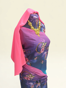 Conjunto Premium de Dirac Suizo Floral Azul-Morado - Elegante Traje Tradicional Somalí con Chal y Borde a Juego - Product Image 2