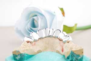 Juego completo de grillz de lujo estilo hip hop con incrustaciones de diamantes micro pavé, chapado en plata, joyería personalizada para hombres. - Product Image 4