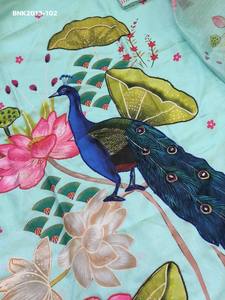 Hermoso conjunto de Kurti-Pantalón de algodón Lilan con estampado digital de pavo real y loto, y trabajo artesanal y Kantha, con dupatta estampada. Moda femenina. - Product Image 3