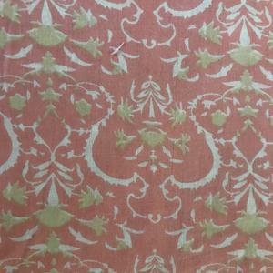 Tela de algodón estampada a mano – Base color coral melocotón con estampado floral abstracto verde salvia, textil artesanal indio - Product Image 1