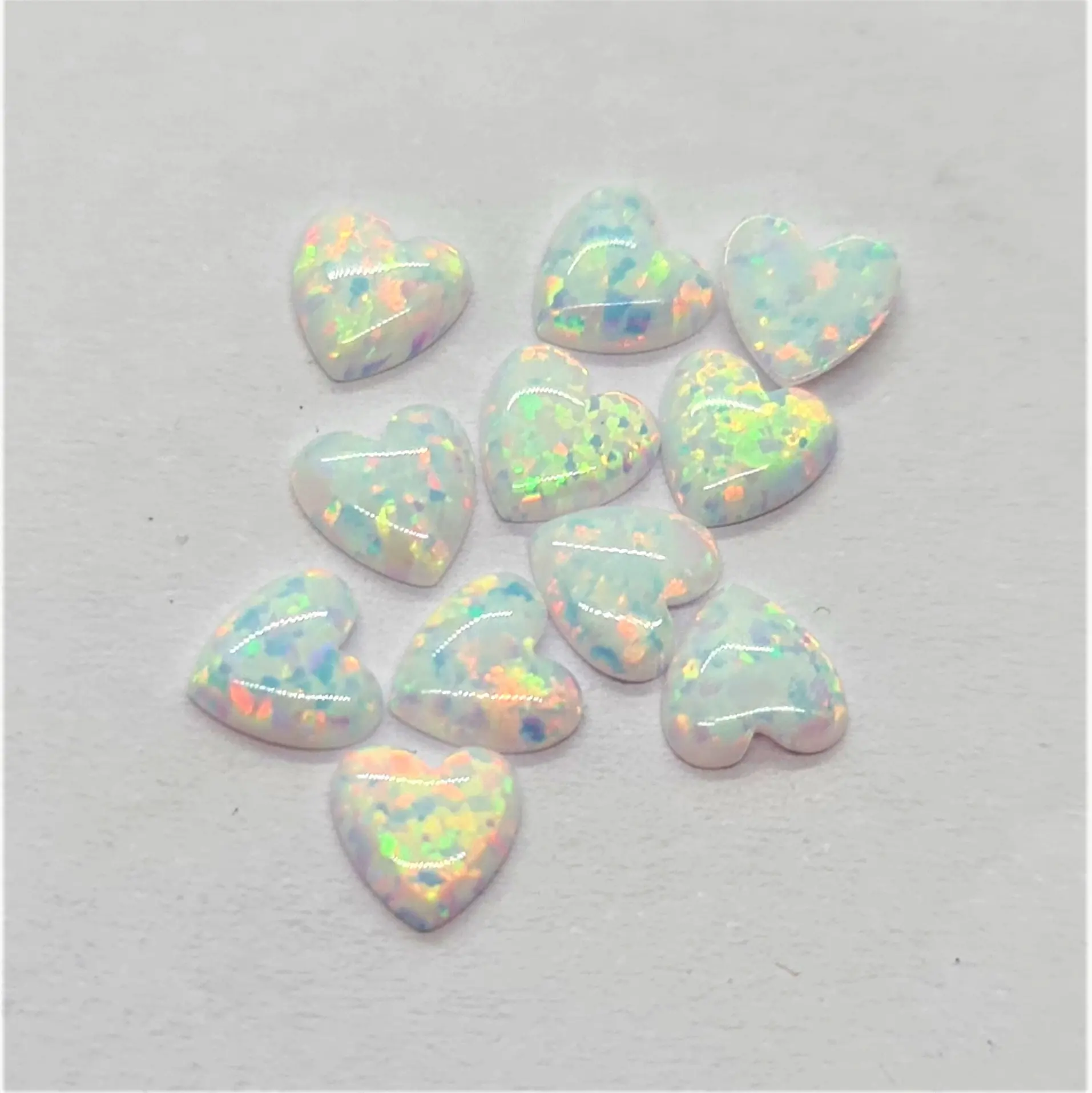 Lose kalibrierte synthetische oder erstellte Opal-Edelsteine, die auf kunden spezifischen Bestellungen in allen Formen in Großhandels preisen geschnitten werden. Diese sind verfügbar I.