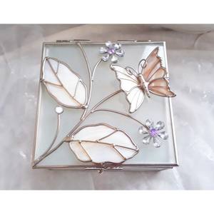 El diseño moderno transforma un sencillo organizador en una caja de joyería artística que se siente tan preciosa como los tesoros que contiene. - Product Image 6