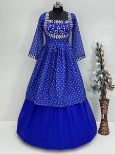 Navratri Lehenga Choli Vêtements traditionnels indiens et pakistanais avec broderie miroir fabriqués à partir de soie élégante avec chemisier - Product Image 1